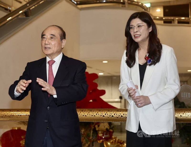 國民黨主席鄭麗文（右）將赴中國訪問，2日拜會前立法院長王金平（左），王金平說，這不只是國共兩黨間的交流，更是台灣「開路、避險、保平安」的重要契機。中央社記者張皓安攝　115年4月2日