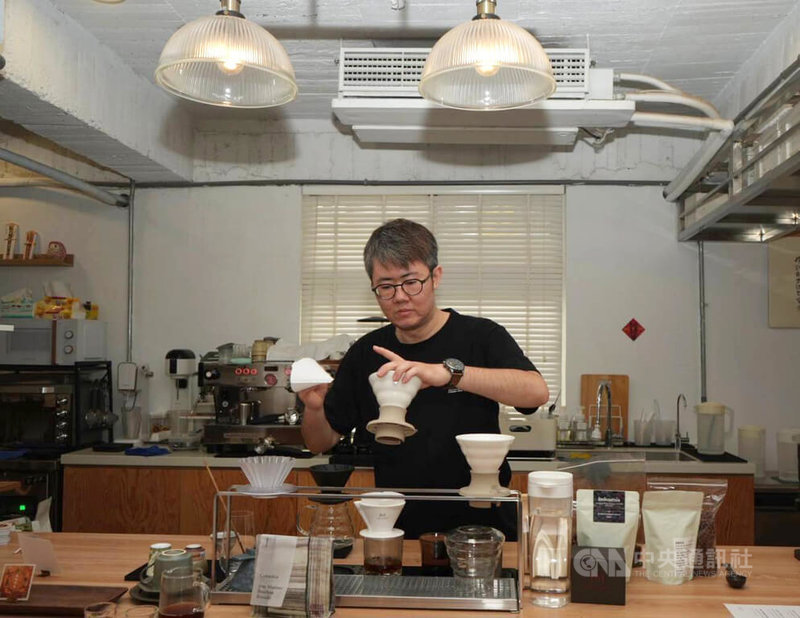 進駐屏東縣職人町約1年半的咖啡店業者侯建安（圖）表示，他利用休園期間開發新豆，重新開店後客人也迅速回流。中央社記者黃郁菁攝　115年4月2日