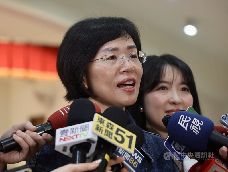 民進黨新北市長參選人蘇巧慧（前）3日受訪時表示，台灣是主權獨立國家，在國家立場上，大家應一致，兩岸之間其實就是威脅少一點、互動多一點、交流好一點，為人民帶來更好的生活。中央社記者張皓安攝　115年4月3日