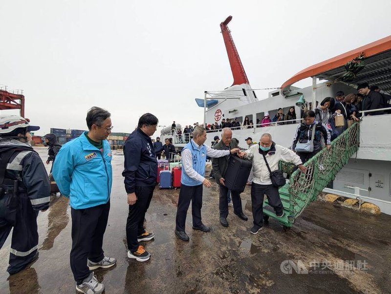 金門縣政府租賃清明專船2日晚間自台中港啟航，3日上午載運282名旅客抵達金門料羅港，金門縣副縣長陳祥麟（前左4）也率領縣府人員迎接返鄉旅客。中央社記者吳玟嶸攝　115年4月3日