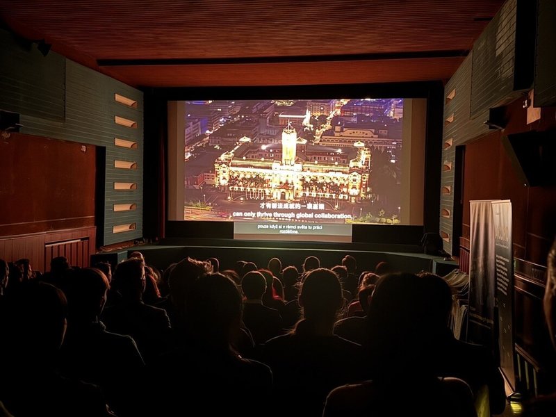 駐捷克代表處與「先進晶片設計研究中心」(ACDRC)及捷克半導體中心合作,2日在捷克布爾諾放映「造山者」,當地觀眾熱情響應。(駐捷克代表處提供)中央社記者劉郁葶布拉格傳真 115年4月3日