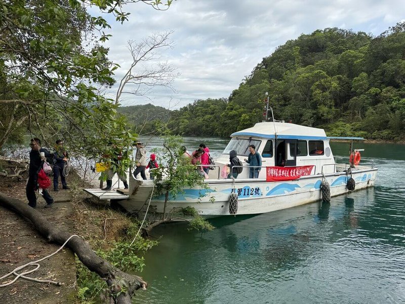 翡翠水庫南側山區有約20座墳墓，為服務新北市石碇鄉親返鄉祭祖，台北翡翠水庫管理局每年皆提供掃墓專船接駁協助鄉親。（翡管局提供）中央社記者劉建邦傳真　115年4月3日