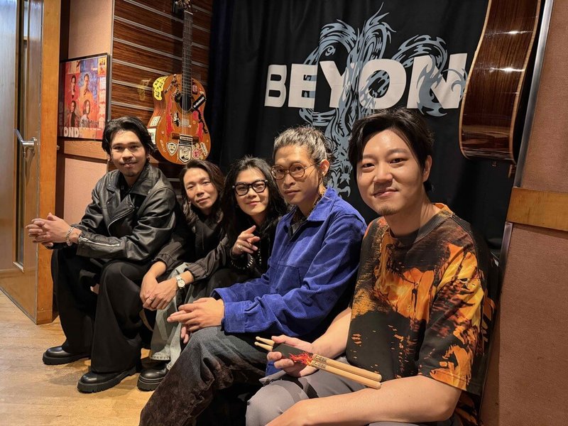 樂團麋先生日前赴香港朝聖樂團Beyond錄音室「二樓後座」參觀，並收到Beyond鼓手葉世榮送的鼓棍。（相信音樂提供）中央社記者王心妤傳真　115年4月3日