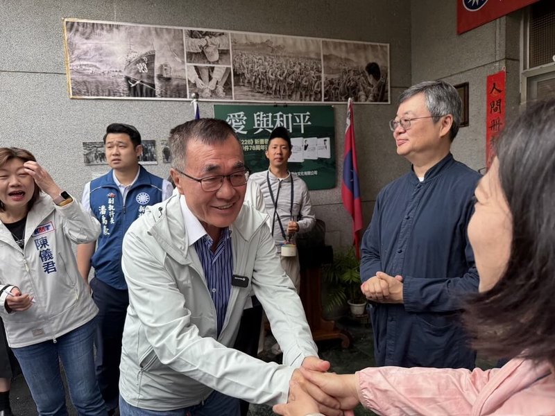 國民黨新北市長參選人李四川（前左）3日上午前往新店區參訪胡璉將軍故居，除回應兩岸議題，也承諾會以實作與服務爭取市民肯定，共同為新北市的未來打拚。（李四川辦公室提供）中央社記者黃旭昇傳真　115年4月3日