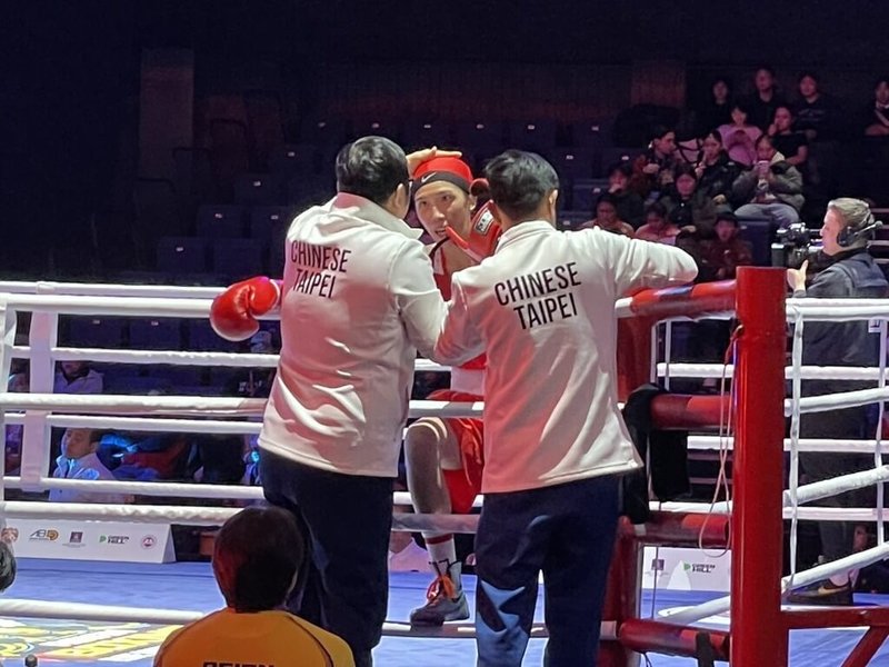 台灣女子拳擊好手黃筱雯（中）3日在蒙古烏蘭巴托亞洲拳擊錦標賽女子54公斤級8強賽登場，教練劉宗泰（前左）、曾自強（前右）在場邊指導，這兩大教練也被粉絲稱為「泰強組合」。（中華民國拳擊協會提供）中央社記者黎建忠傳真　115年4月3日