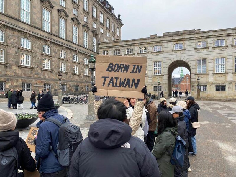 丹麥友台民間組織「台灣角」在2025年發動在丹麥國會前的抗議行動，要求丹麥政府更正台灣人的國籍登記。（台灣角提供）中央社記者辜泳秝斯德哥爾摩傳真 115年4月3日