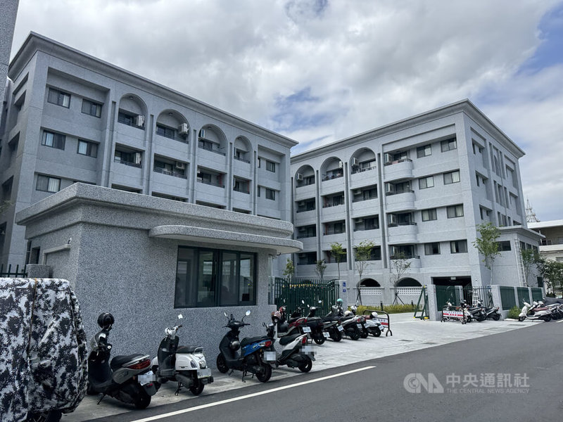 由慈濟基金會援建的中繼永久屋「大愛福利社區大樓」，是地上5層的RC構造，有112間單間套房、32間2房，安置逾百戶因0403地震造成房屋毀損、正在重建或補強的受災戶暫時居住。中央社記者張祈攝 115年4月3日