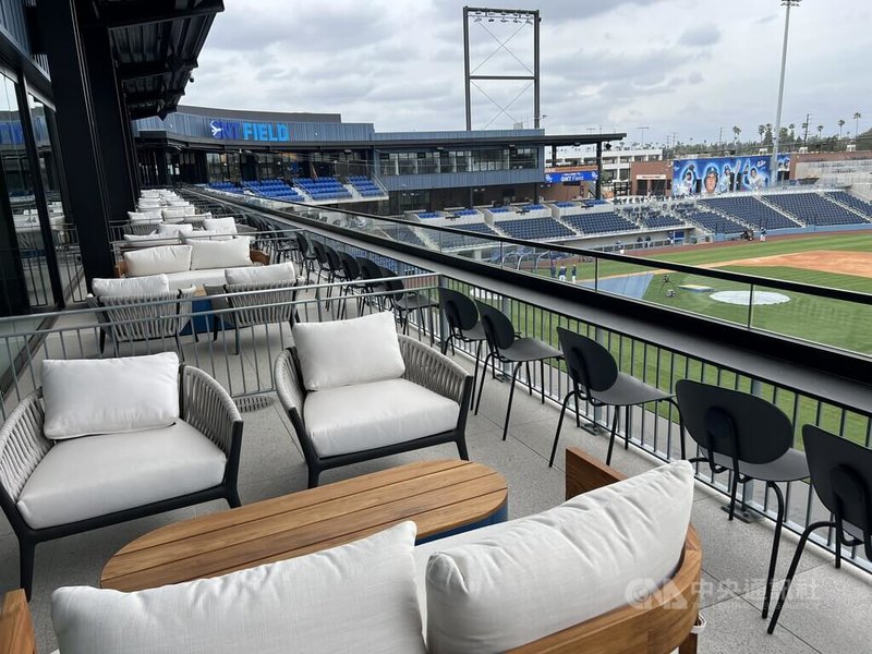 美國職棒洛杉磯道奇小聯盟1A安大略塔台蜂（Ontario Tower Buzzers）主場安大略球場（ONT Field）設有多個豪華包廂，露天陽台有加州風格的沙發，供商務人士社交談生意。中央社記者林宏翰洛杉磯攝 115年4月3日