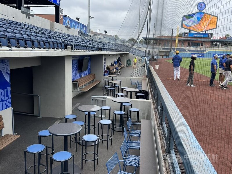 美國職棒洛杉磯道奇小聯盟1A安大略塔台蜂（Ontario Tower Buzzers）主場安大略球場（ONT Field）設有獨特的下挖式包廂，緊鄰球員休息區，可以聽見教練指揮作戰。中央社記者林宏翰洛杉磯攝 115年4月3日
