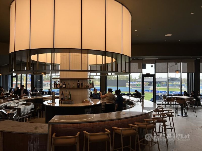美國職棒洛杉磯道奇小聯盟1A安大略塔台蜂（Ontario Tower Buzzers）主場安大略球場（ONT Field）在本壘後方的會員專屬俱樂部裡，設有豪華吧台，可比高級飯店。中央社記者林宏翰洛杉磯攝 115年4月3日