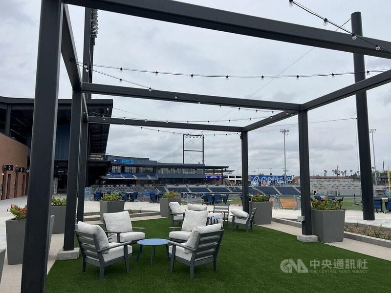 美國職棒洛杉磯道奇小聯盟1A安大略塔台蜂（Ontario Tower Buzzers）主場安大略球場（ONT Field）看球座位多樣化，圖為加州風格的戶外草皮庭園區。中央社記者林宏翰洛杉磯攝 115年4月3日