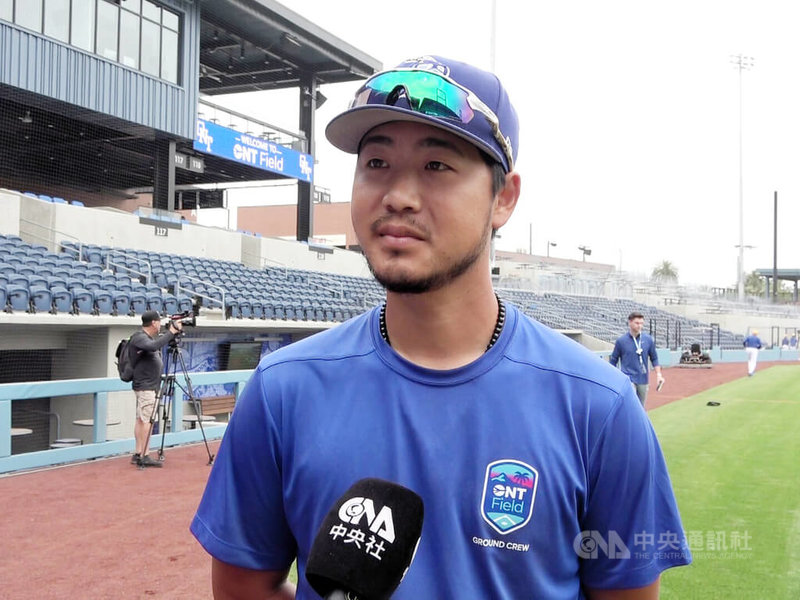 美國職棒洛杉磯道奇小聯盟1A安大略塔台蜂（Ontario Tower Buzzers）主場安大略球場（ONT Field）2日啟用，負責維護比賽場地的場務主管鄭項（Sean Cheng）在美國出生長大，父母來自台灣。中央社記者林宏翰洛杉磯攝  115年4月3日