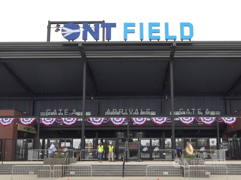 美國職棒洛杉磯道奇小聯盟1A安大略塔台蜂（Ontario Tower Buzzers）主場安大略球場（ONT Field）鄰近安大略國際機場，空間設計使用許多航空元素，球場大門設計有如航站大廳。中央社記者林宏翰洛杉磯攝  115年4月3日