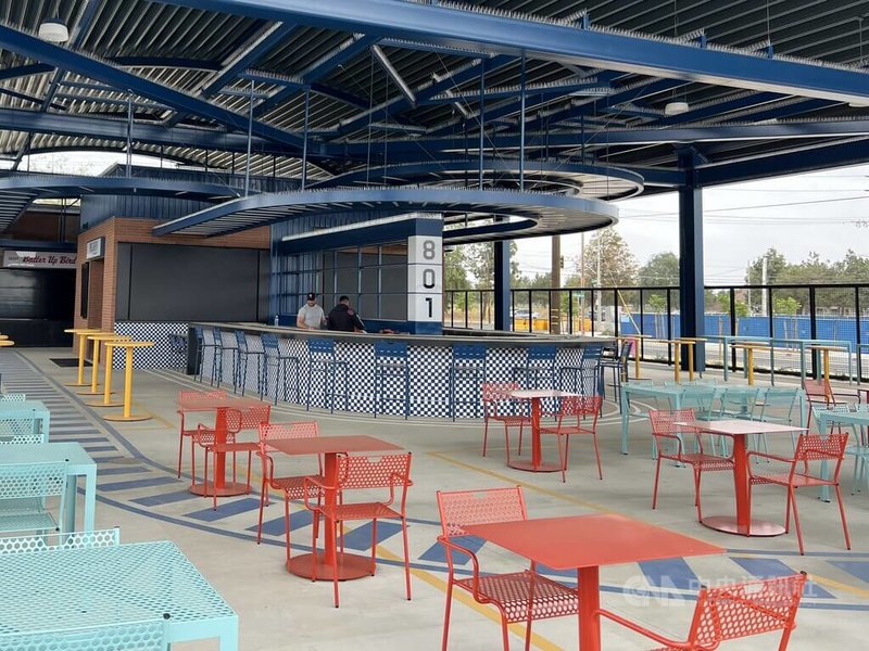 美國職棒洛杉磯道奇小聯盟1A安大略塔台蜂（Ontario Tower Buzzers）主場安大略球場（ONT Field）鄰近安大略國際機場，空間設計使用許多航空元素，球場餐廳區的吧台設計為巨大行李轉盤的造型。中央社記者林宏翰洛杉磯攝  115年4月3日