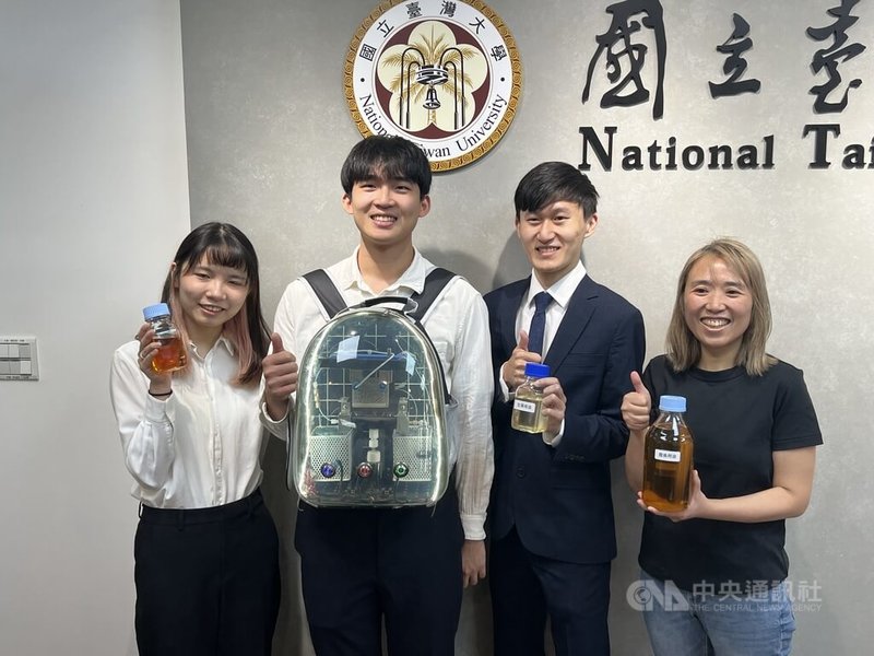 台灣大學機械系副教授蔣雅郁（右1）研究團隊首創「螺旋線圈分離技術」，成功開發出體積僅如背包大小的連續式生質柴油生產系統。中央社記者陳至中攝　115年4月3日