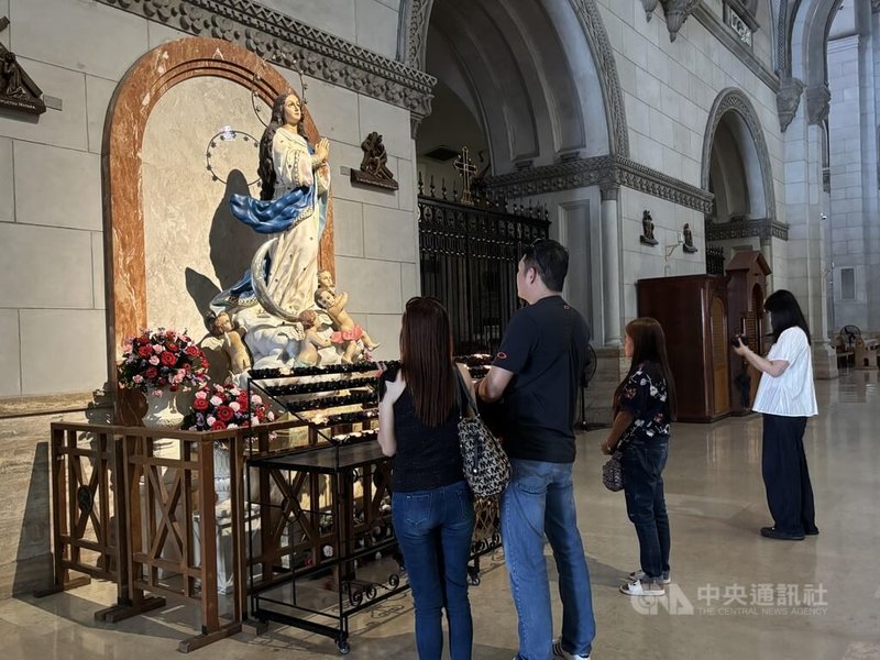 菲律賓3日度過聖週當中的「良善週五」，天主教信徒進入教堂表達懺悔。中央社記者林行健馬尼拉攝　115年4月3日