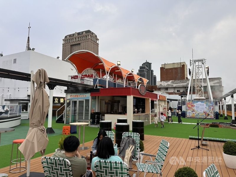 承載無數高雄人記憶的「大立空中樂園」3日以全新面貌「大立空中樂園RIZZ」開幕，引進特色美式炸雞與餐酒品牌，轉型為結合娛樂、餐飲與社交氛圍的城市高空空間。中央社記者林巧璉攝　115年4月3日