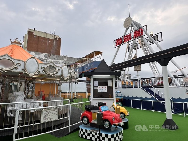 高雄大立空中樂園過往以兒童遊樂為主，這次改裝跳脫傳統定位，3日以全新面貌「大立空中樂園RIZZ」開幕，呼應高雄港灣意象，遊樂設施以藍白相間色彩呈現，並升級安全維護。中央社記者林巧璉攝　115年4月3日