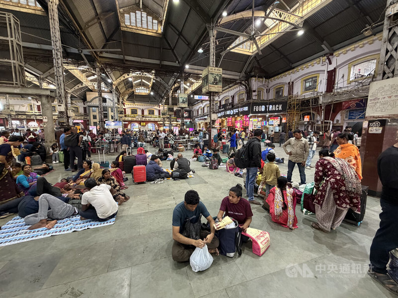 印度4月起展開分兩階段進行的人口普查，這是印度2011年後的第一次人口普查，也是該國繼1931年後，首度全面登錄種姓的人口普查。圖為在火車站等車的印度民眾。中央社記者李晉緯新德里攝　115年4月3日