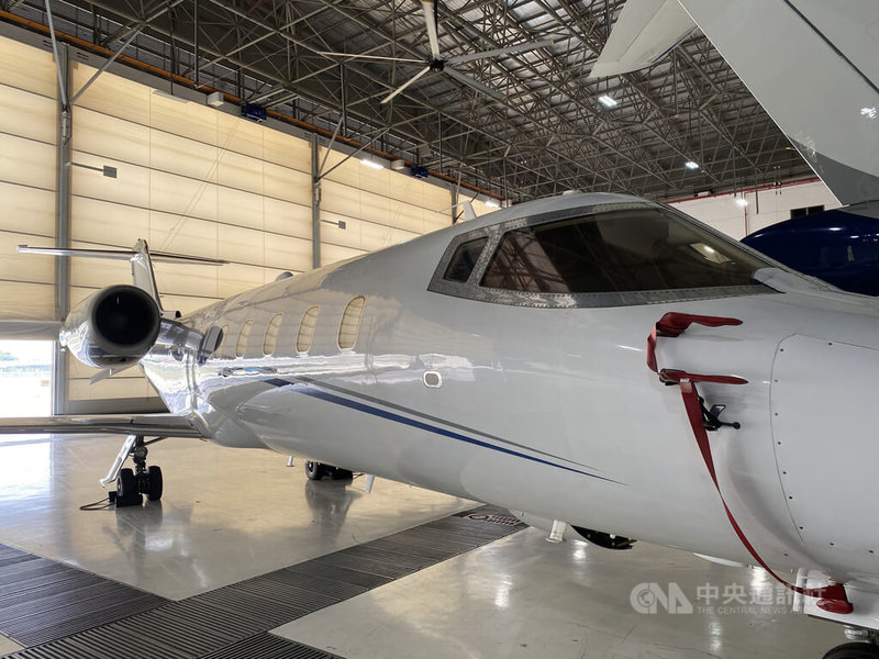 中東局勢牽動油價，全球航空公司開始調漲票價及削減運能以因應成本壓力，提供私人包機服務的業者同樣有感。圖為位於新加坡實里達機場的私人飛機。中央社記者吳昇鴻新加坡攝　115年4月3日