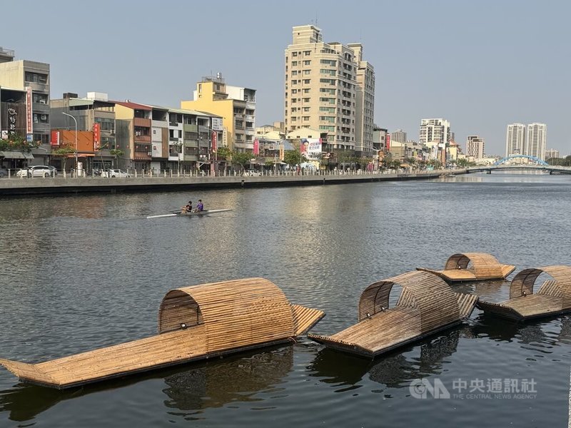 台南運河於1922年日治時期開挖，直到1926年才完成，同年4月25日開通，運河全長逾3公里，直通安平沿海，早年渡河還得坐竹筏，至2026年通航滿百年。中央社記者張榮祥台南攝　115年4月3日