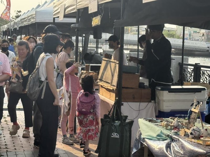 紀念2026台南運河通航100年，大員盛場市集3日下午在河畔開市，現場集結約30個攤位，讓人悠閒地從黃昏逛到晚上，不少人攜家帶眷前往。中央社記者張榮祥台南攝　115年4月3日