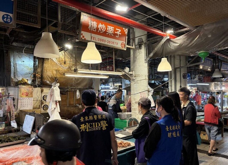 台東地檢署啟動清明節連假民生物資聯合稽查行動，3日統合台東縣政府與警、廉、調人員，深入轄內傳統市場及塑膠製品廠商針對市場動態、物價漲跌、供貨穩定性等情形進行了解。（台東地檢署提供）中央社記者盧太城台東傳真　115年4月3日