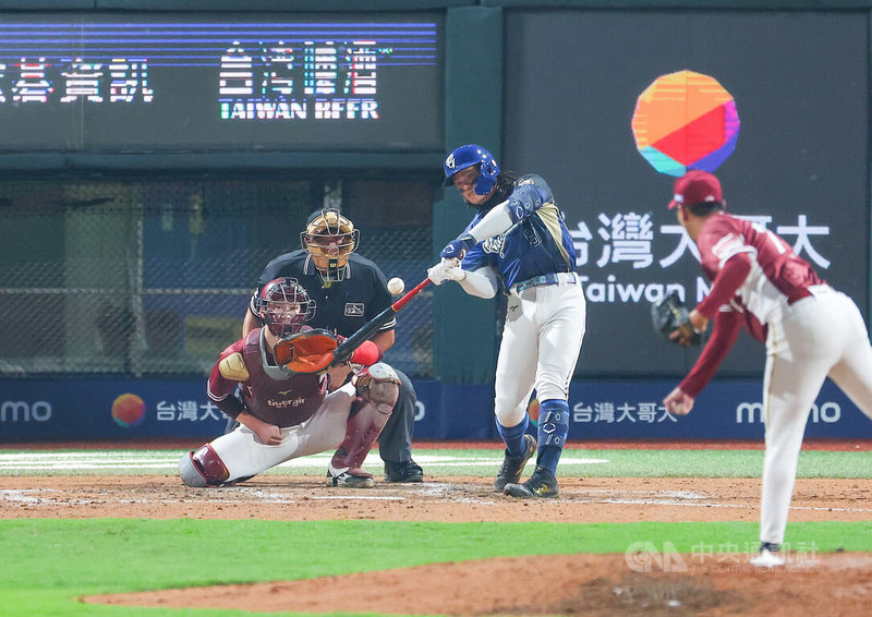 中華職棒3日在新莊棒球場由富邦悍將隊交手樂天桃猿隊，7局下，悍將張育成（右2）擊出左外野方向二壘安打，帶有1分打點，幫助球隊超前比數、終場拿勝，張育成也獲選單場MVP。中央社記者張新偉攝　115年4月3日