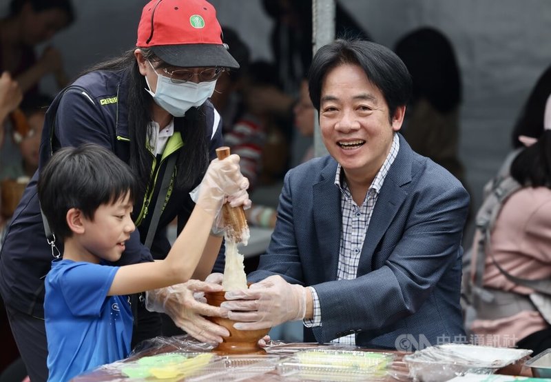 總統賴清德（右）3日下午在總統府前凱達格蘭大道出席「凱道農玩節 Good R Good Day」活動，與小朋友開心體驗搗麻糬。中央社記者王飛華攝　115年4月3日