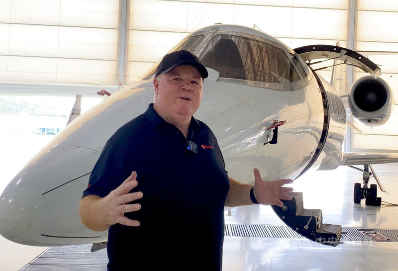 提供私人包機服務的新加坡Seletar Jet Charter執行長丹尼．沃克，3日在新加坡實里達機場接受中央社訪問，分享中東局勢牽動油價的產業觀點。中央社記者吳昇鴻新加坡攝　115年4月3日