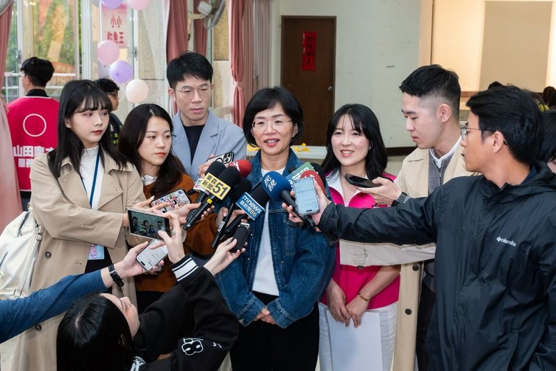 民進黨新北市長參選人蘇巧慧（右4）3日在板橋區參加親子活動，宣傳競選政策並接受媒體聯訪，回應兩岸議題等。（蘇巧慧辦公室提供）中央社記者黃旭昇傳真　115年4月3日