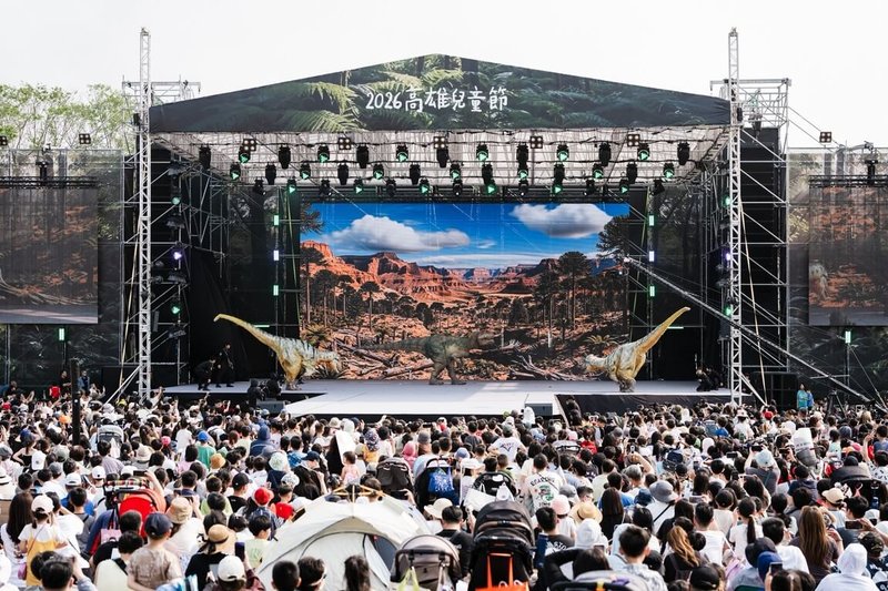 2026高雄兒童節「恐龍酷樂園」3日在衛武營國家藝術文化中心開幕，日本DINO-A-LIVE團隊受邀到台灣演出，為首次海外演出，透過精密機械與專業操演技術，讓恐龍以逼真姿態現身舞台。（高雄市政府教育局提供）中央社記者林巧璉傳真　115年4月3日