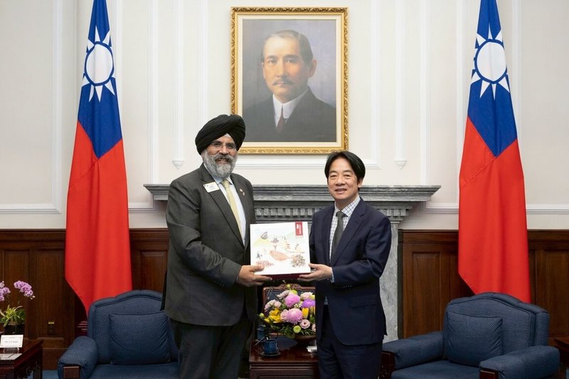 總統賴清德（右）3日下午接見國際獅子會國際總會長辛格（A.P. Singh）（左）時表示，國際獅子會長年秉持「We Serve」精神，期盼未來政府與獅友們持續深化交流合作，將更多正面能量帶進社會各領域。（總統府提供）中央社記者溫貴香傳真　115年4月3日