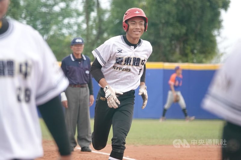 U18東岸聯盟棒球賽台東體中白隊3日與壽山高中交手，東體白隊方品嚴（中）敲出高中生涯首轟，助隊以3比1搶勝。中央社記者謝靜雯攝 115年4月3日