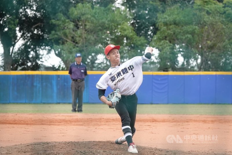 U18東岸聯盟棒球賽台東體中白隊3日與壽山高中交手，東體白隊先發左投曾睿豪（圖）5局飆7K，近兩場先發9局飆17K，三振功力又提升。中央社記者謝靜雯攝 115年4月3日