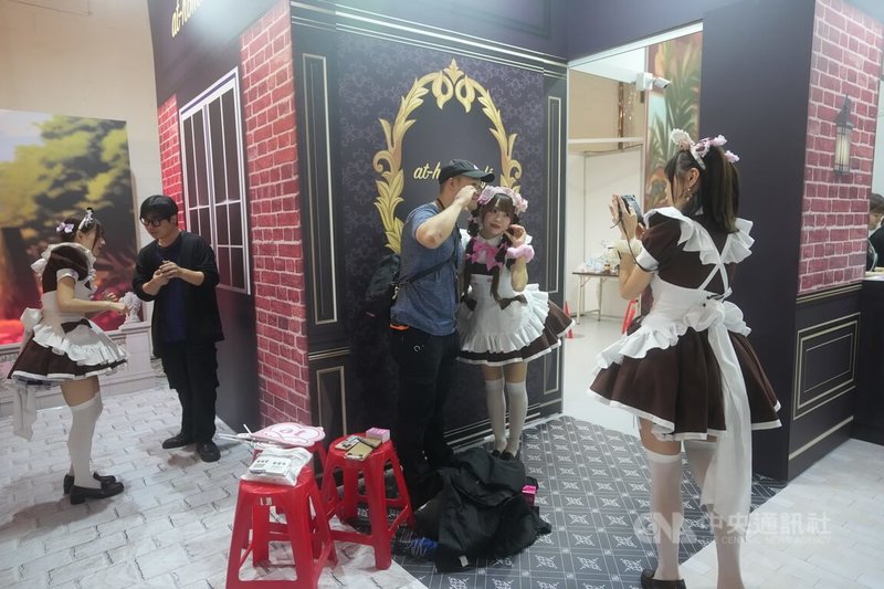 首屆2026 A.C.F秋葉原動漫祭3日在松山文創園區登場，消費者可以在女僕文化區拍照互動。中央社記者徐肇昌攝 115年4月3日