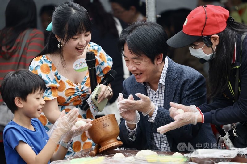 總統賴清德（右2）3日下午在總統府前凱達格蘭大道出席由農業部舉辦的「凱道農玩節 Good R Good Day」活動，與小朋友一起動手做麻糬，親切互動、氣氛熱絡。中央社記者王飛華攝　115年4月3日