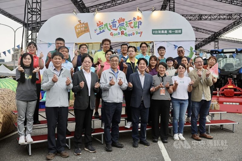農業部3日在總統府前凱達格蘭大道舉辦「凱道農玩節GOOD R GOOD DAY」，總統賴清德（前右4）、農業部長陳駿季（前右5）等人到場共襄盛舉，並和青農們一起比愛心合影。中央社記者王飛華攝　115年4月3日