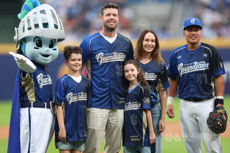 中華職棒富邦悍將隊新球季新莊主場開幕戰3日登場，賽前邀請悍將傳奇球員羅力（Mike Loree）（左2）重返新莊為比賽開球，羅力的家人們也出席見證。中央社記者張新偉攝　115年4月3日