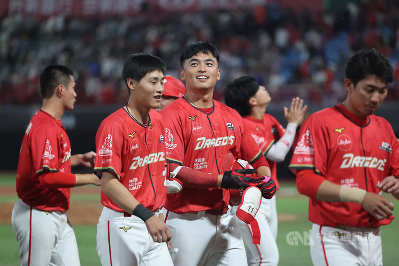 中華職棒味全龍隊3日迎接天母主場開幕戰，與台鋼雄鷹隊交手，終場靠著打者朱育賢（前左2）敲再見安，助隊終場以5比4守住主場勝利，個人並獲選單場MVP。中央社記者趙世勳攝　115年4月3日