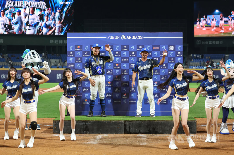 中華職棒富邦悍將隊3日例行賽以3比2在新莊主場逆轉擊敗樂天桃猿隊，總教練後藤光尊（後右）賽後為球迷獻舞，讓獲選單場MVP的張育成（後左）嚇一跳。中央社記者張新偉攝　115年4月3日