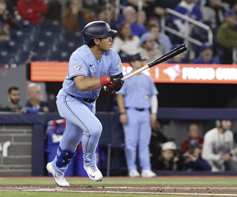 日本球星岡本和真1日在多倫多藍鳥隊主場出賽。（共同社）