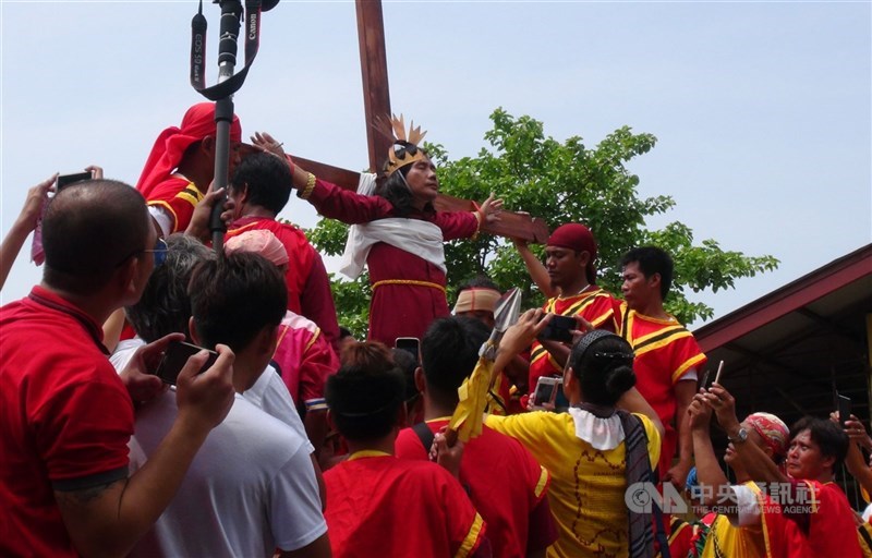 菲律賓懺悔者於聖週重演耶穌蒙難，自願被釘上十字架。（中央社檔案照片）