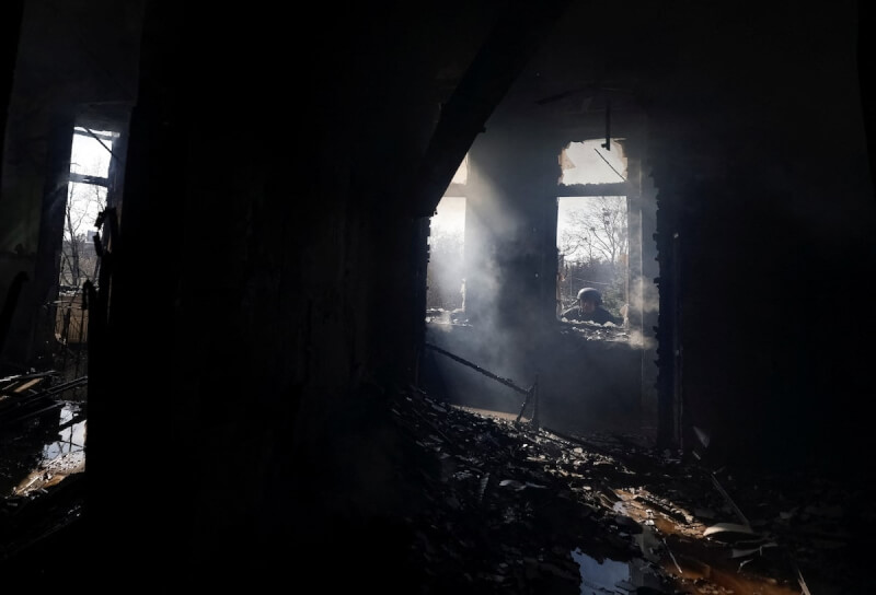 哈爾科夫2日一棟公寓大樓遭無人機攻擊。（路透社）