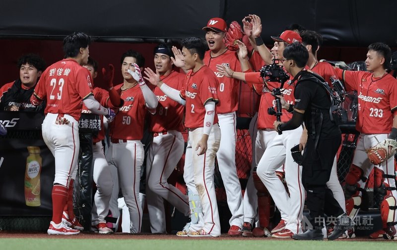 中華職棒味全龍3日在主場天母棒球場迎戰台鋼雄鷹，龍隊劉俊緯（前左）8局下開轟，3分砲助隊追平比數，回到休息區與隊友慶祝。中央社記者趙世勳攝　115年4月3日