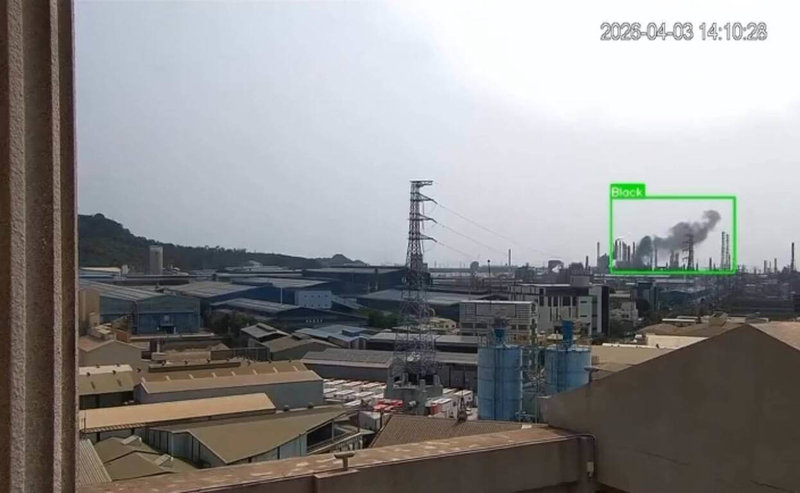 高雄市環保局3日透過AI雲端監控系統發現臨海產業園區冒黑煙，立即派員前往稽查，經查為中油大林廠觸媒裂解程序第5媒裂工場熱交換器洩漏引發火警，已違反空氣污染防制法規定，除依法開罰外也勒令製程停工。（高雄市環保局提供）中央社記者洪學廣傳真　115年4月3日