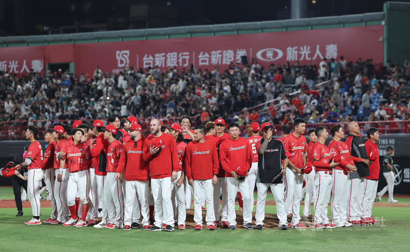 中華職棒味全龍隊3日舉行天母主場開幕戰，終場以5比4擊敗來訪的台鋼雄鷹隊、守住主場勝利，龍隊球員賽後到場中圍圈，向球迷脫帽致意。中央社記者趙世勳攝　115年4月3日