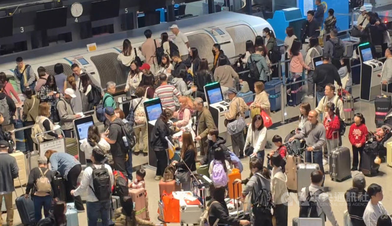 清明連假首日是桃園機場公司預估的出境高峰，運量上看16.2萬人次，報到大廳大排長龍。（翻攝照片）中央社記者葉臻傳真 115年4月3日