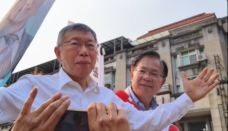 民眾黨前主席柯文哲（左）3日下午到嘉義市陪同黨籍嘉義市長參選人張啓楷（右）車隊掃街，對於立委李貞秀近日爭議不斷，甚至傳出民眾黨下週開鍘，柯文哲表示，尊重相關決策。（民眾提供）　中央社記者姜宜菁傳真　115年4月3日