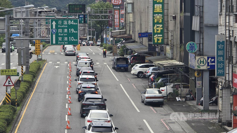 清明連假首日，蘇花路廊從3日凌晨1時起就湧現南下首波車潮，清晨近7時起達到車流高峰，蘇花路廊蘇澳端回堵約3公里，造成蘇澳部分市區塞車。中央社記者沈如峰宜蘭縣攝　115年4月3日